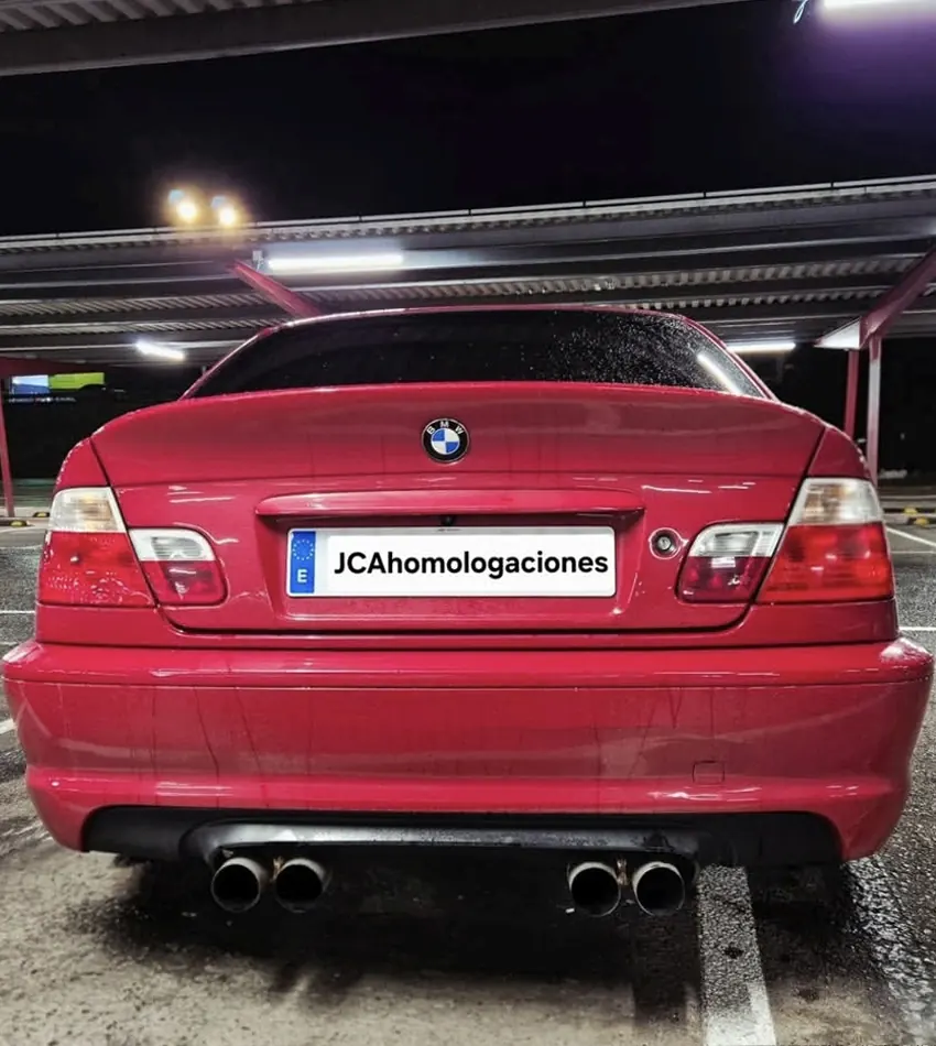 vehiculo bmw rojo trasera